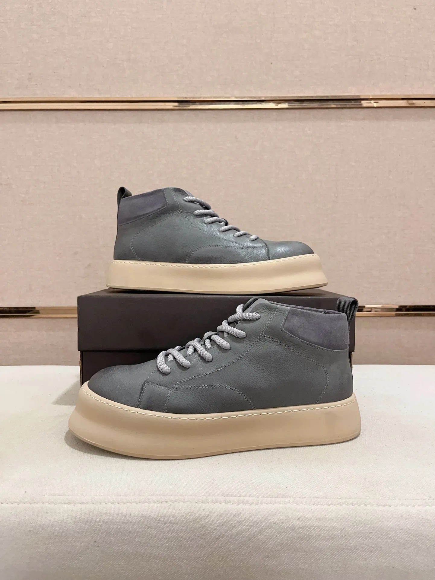 Factory price: 740💰North American men's shoes Ugg ☃️In the special sale of new high-quality men's shoes snow boots in autumn and winter, the nemesis of extreme cold weather! Made of cowhide leather, merino wool lining, and original outsole, whether driving, outdoor or daily wear, there is always one that suits you! Code number 39-44